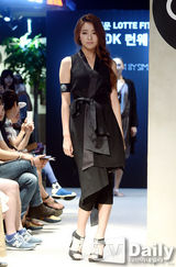 组图：Dal shabet秀彬走秀 黑裙妩媚优雅