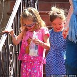 组图：詹妮弗-加纳携女出游 宝贝们红蓝搭配很可爱