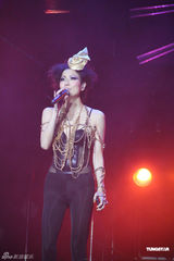 组图：郑秀文澳门开唱 百变造型散发恋爱中的女人味