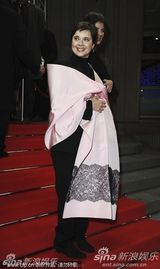 《大器晚成》首映 伊莎贝拉获电影节主席扶肩支持