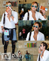 组图：张根硕赴日 扎马尾穿破洞裤装扮个性