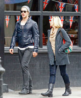 高清图：克里斯-海姆斯沃斯现身伦敦 吐舌表情多