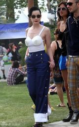 幻灯图集：黛塔-范-提斯锥形胸衣雷人裤管亮相