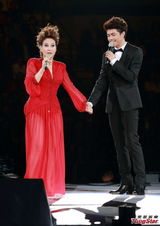 组图：甄妮香港个唱开幕 低胸热舞秀豪乳