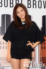 组图：少时Sunny与李泰兰等为某品牌化妆品站台