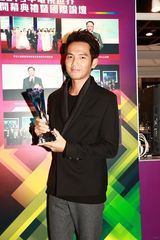 组图：钟汉良在香港夺得英艺奖 心情悲喜交集
