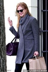 组图：妮可给女儿买玩具 头发散乱主妇味儿足