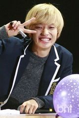 组图：TEENTOP粉丝见面会 卖萌扮女装引爆笑