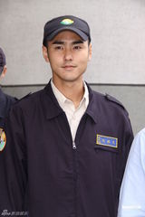 组图：阮经天教育局报到服役 被指为女友选“爽缺”