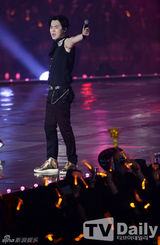 组图：神话出道16周年开唱 成员Andy登台致歉