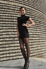 组图：马诺黑色短款旗袍秀修长美腿