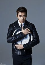 组图：李易峰黑色皮衣酷感十足显时尚