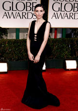 组图：《龙纹身的女孩》鲁妮-玛拉黑裙气质神秘