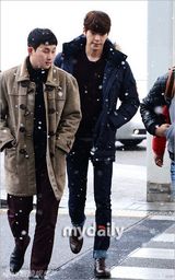 组图：金宇彬机场秀长腿 飞往新西兰拍广告