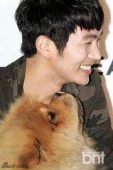 组图：尹胜雅任瑟雍携爱犬出席宠物店开业庆典