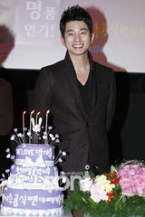 组图：朴施厚与粉丝共同收看《清潭洞》大结局