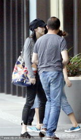 组图：姚晨与未婚夫曹郁逛街秀恩爱 防狗仔有妙招