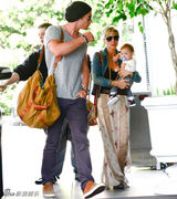 组图：“雷神”二度当爹 锤哥甘做奶爸爱抱娃