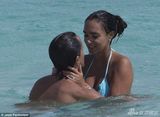 组图：F1太子女度蜜月 与老公海中热吻激情难挡