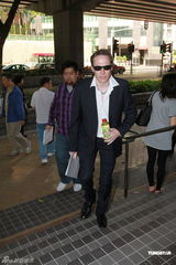 杜丽莎被告拖欠工资 其夫到庭应讯双方未达成和解