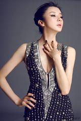 幻灯图：孙菲菲深V装真空上阵 秀美胸复古性感