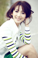 组图：新生代演员卢茜春日写真甜美灵动