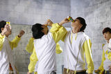 高清组图：EXO拍饮料广告 交杯对饮玩手影游戏