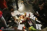 高清组图：各地粉丝祭奠杰克逊 烛光点点照亮天国路