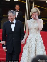 组图：妮可走秀精致长裙华贵 与李安牵手热聊