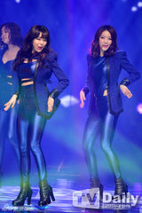 组图：少女时代泰蒂徐俏丽献歌WAPOP公演
