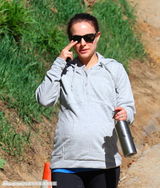 组图：娜塔丽-波特曼与友人散步 挺大肚步伐矫健