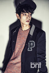 组图：韩歌手郑俊英时尚写真 展休闲绅士风