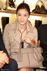 高清图：乐基儿台北剪彩 着装时尚新潮美腿纤长