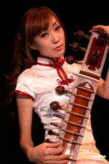 组图：西田惠里奈性感红裙拜年 安慰导演魏德圣