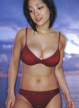 组图：日本女优涉毒接受尿检 风骚现身大秀巨胸