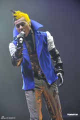 组图：梁汉文香港红馆开唱 圈中好友齐助阵