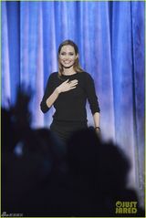 组图：朱莉全黑现身宣传新片 罕见露灿烂笑容