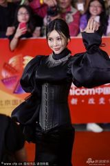 组图：巩新亮玩命勒胸夸张麒麟臂似巫婆