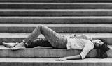 幻灯图片：丽芙-泰勒代言牛仔裤 身材修长台阶横卧