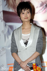 幻灯图：李宇春“WhyMe”明信片签售歌迷踊跃