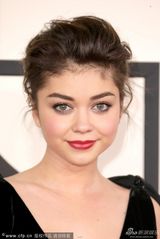 组图：摩登家庭童星萨拉亮相格莱美成熟妩媚