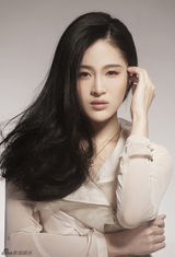 组图：林依婷粉裙写真显可爱气质