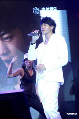 高清：何润东打造MV情感大片 亲手设计情侣内裤