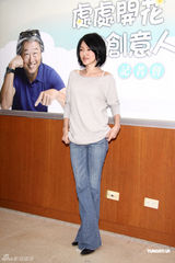 组图：小S经典挑逗男星POSE再现 不知大S已订婚