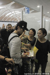 组图：吴尊黑超长袖现身上海 粉丝一路围追堵截