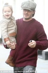 组图：小贝与小七亲子装亮相 父女亲密贴面萌翻