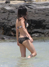 高清图：梅根-福克斯海边度假 紧贴男友不撒手