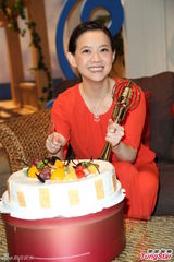 组图：曾宝仪亲吻迟来金钟奖 避谈父亲辞会长