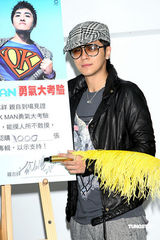 幻灯：黄靖伦专辑首周夺冠 罗志祥拿恐怖箱站台