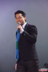 组图：谭咏麟出席慈善筹款活动 王敏德与爱子合唱